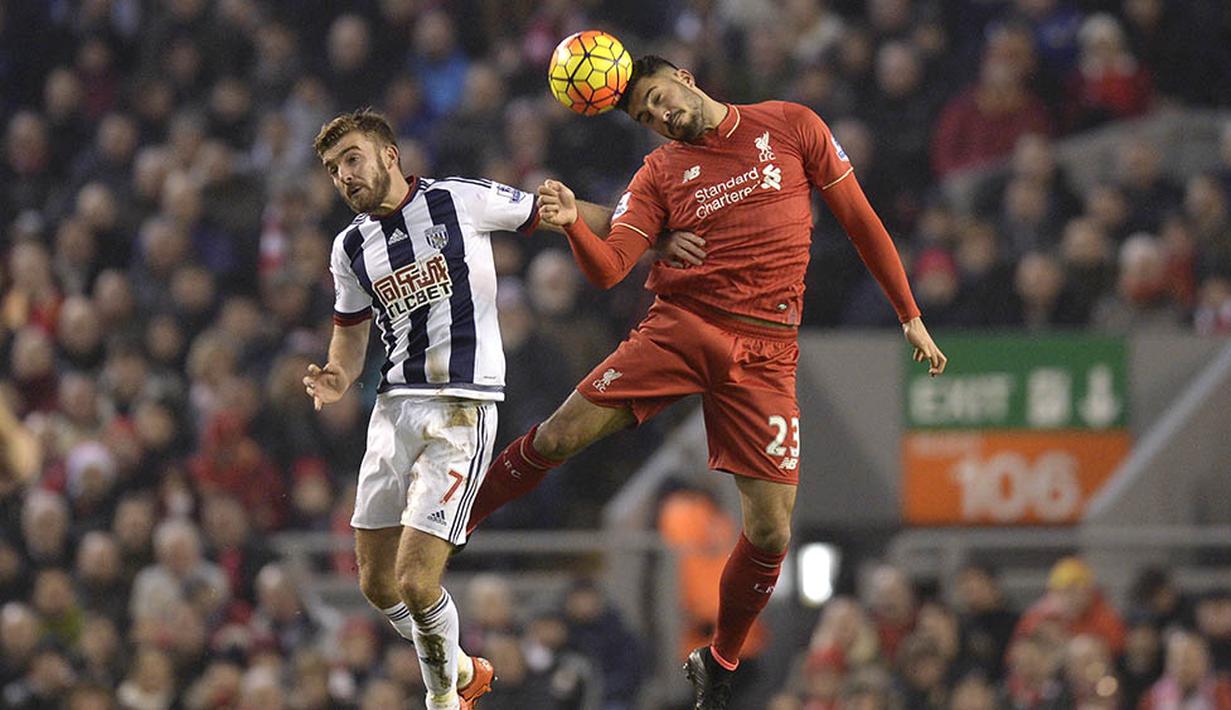 Gelandang Liverpool, Emre Can, duel udara dengan gelandang West Bromwich, James Morrison, pada laga Liga Premier Inggris di Stadion Anfield, Inggris, Minggu (13/12/2015). (AFP/Oli Scarff)