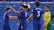 Penyerang Chelsea, Olivier Giroud (tengah) berselebrasi dengan rekan-rekannya usai mencetak gol ke gawang Norwich City pada pertandingan lanjutan Liga Inggris di Stamford Bridge, London, Inggris (14/7/2020).  Chelsea menang tipis 1-0 atas Norwich. (AP Photo/Richard Heathcote,Pool)