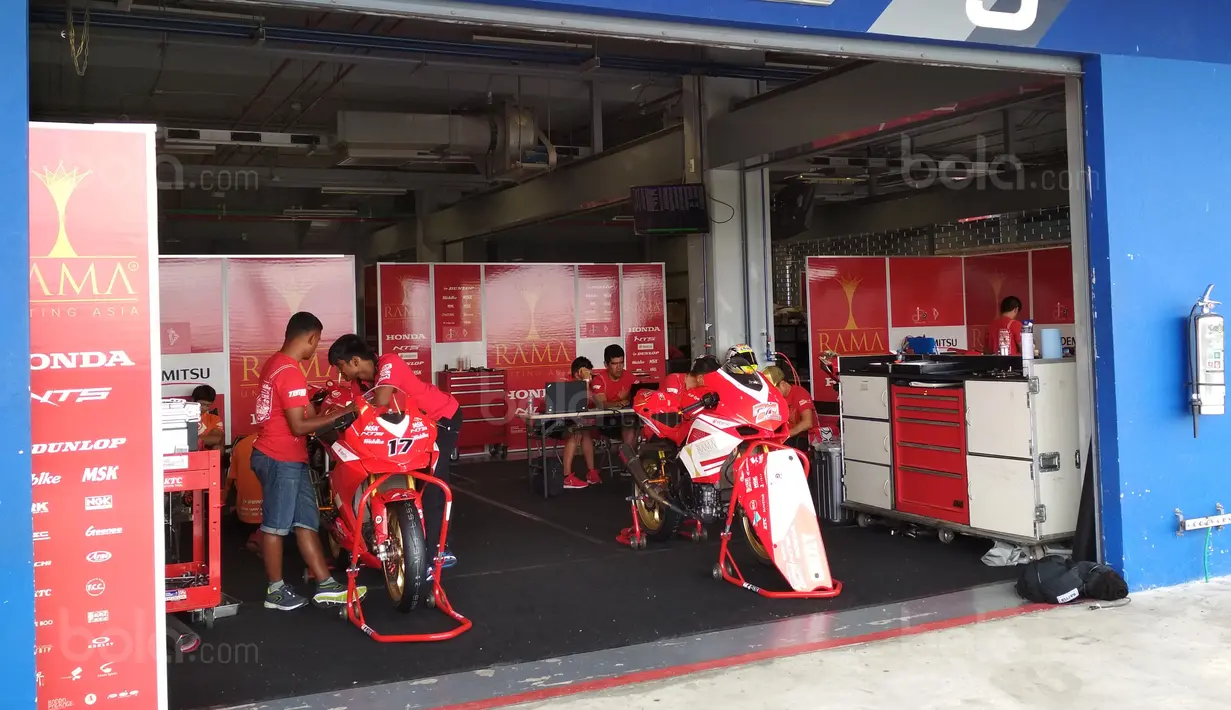 Suasana paddock tim RAMA Honda by NTS T.Pro Ten10 jelang balapan Asia Road Racing Championship 2017 di Buriram United International Circuit, Thailand, (1/12/2017). Seri terakhir ARRC 2017 dimulai dari 2-3 Desember 2017. (Bola.com/Muhammad Wirawan Kusuma)