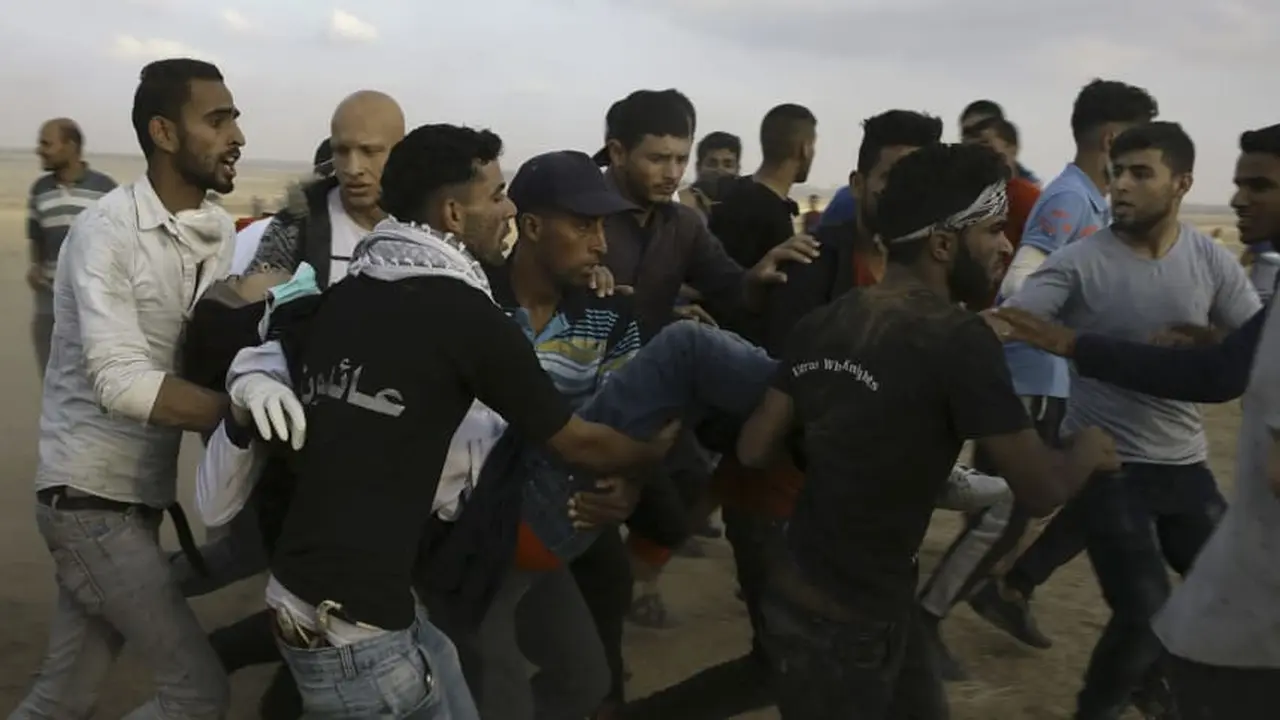 Perawat Palestina Razan Najjar dievakuasi sesaat setelah ditembak tentara Israel di perbatasan Gaza. Tak lama kemudian ia meninggal dunia. (Adel Hana/AP)