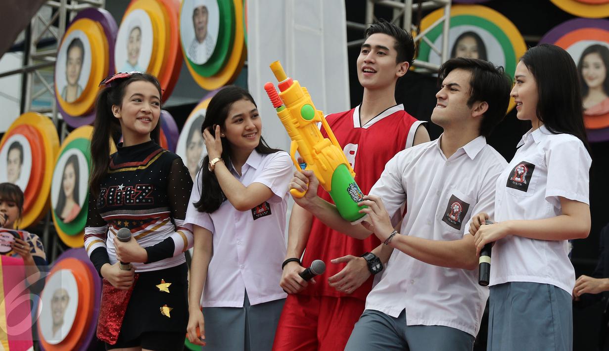 Sejumlah pemain sinetron Anak Sekolahan saat Meet and Greet Sinemart All Star di kawasan Bintaro, Tangsel, Senin (20/2). (Liputan6.com/Herman Zakharia)