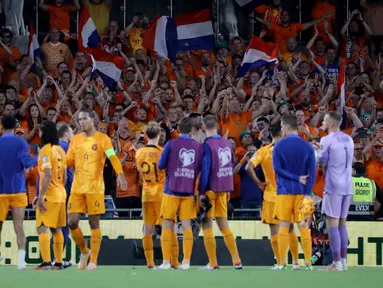 Suporter Belanda bertepuk tangan untuk timnya usai pertandingan sepak bola kualifikasi Grup B Euro 2024 antara Irlandia dan Belanda di Stadion Aviva, Dublin, Irlandia, Minggu (10/9/2023). (Donall Farmer/PA via AP)