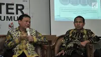 Ketua Bawaslu Abhan (kiri) dan Ketua Umum SERINDO Johanes Batara Manurung saat menjadi pembicara dalam diskusi di Media Center KPU, Jakarta, Selasa (17/4). (Merdeka.com/Iqbal Nugroho
