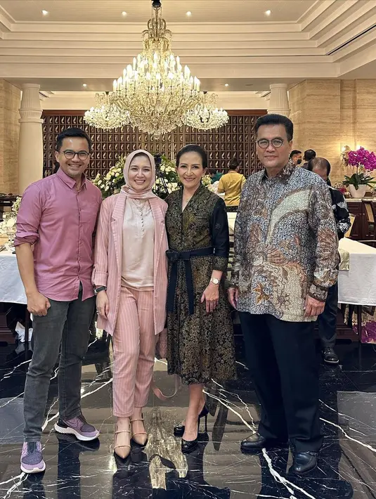 Tidak hanya Sahrul Gunawan, perempuan dua orang anak yang juga menjabat sebagai Komisaris rumah sakit di Bandung itu juga mulai membagikan momen bersama Sahrul Gunawan. [Instagram/dine.pearl]