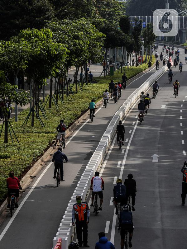 Petugas Dishub berjaga saat uji coba pembatas jalur sepeda permanen di kawasan Sudirman, Jakarta, Minggu (28/2/2021). Dalam uji coba tersebut terlihat masih banyak pesepeda yang melintas di luar jalur khusus yang telah disediakan. (Liputan6.com/Johan Tallo)