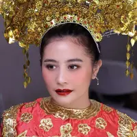 Walau belum menikah, inspirasi makeup Prilly Latuconsina mengenakan adat Minangkabau dengan makeup yang fres menggunakan lipstik glossy red. Dengan blush on peach. dok. Instagram @marleneharim