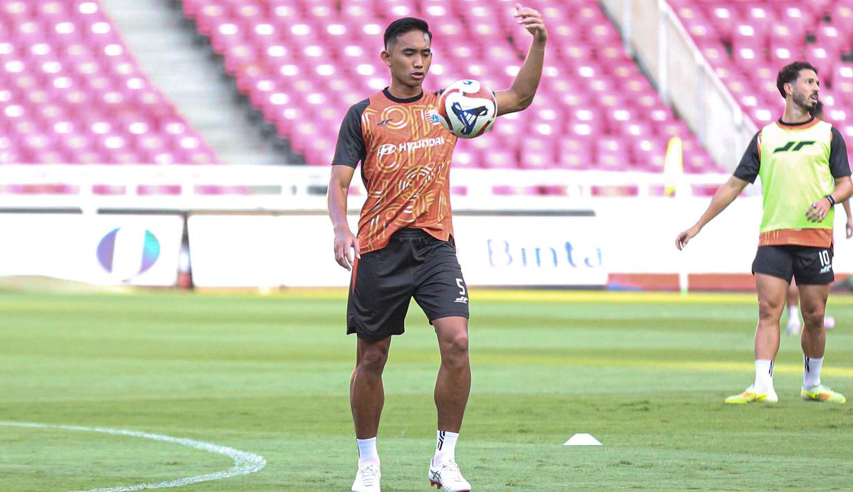 Mauricio Souza mengingatkan anak asuhnya agar tidak meremehkan Persis Solo. Meski dinilai tampil inkonsisten musim ini dan berada dalam tekanan zona degradasi, Persis menunjukkan perkembangan dalam beberapa pertandingan terakhir. Tampak dalam foto, pemain persija Jakarta, Rizky Ridho (kedua kanan) saat latihan resmi jelang laga melawan Persis Solo pada pekan ke-30 BRI Super League di Stadion Utama Gelora Bung Karno SUGBK), Jakarta, pada Minggu (26/4/2026). (Bola.com/Abdul Aziz)