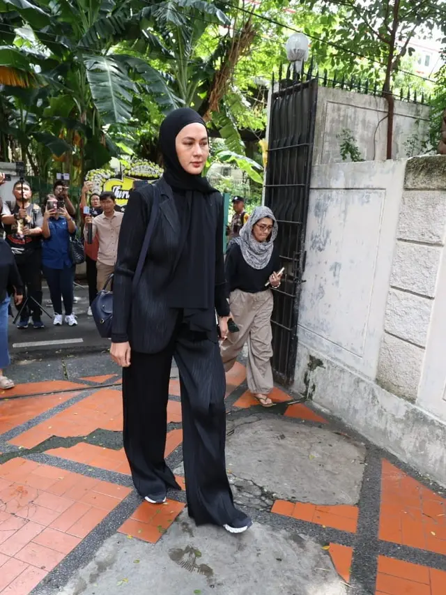 Paula Verhoeven Melayat ke Rumah Duka Mendiang Ayah Baim Wong. [Kapanlagi/Budy Santoso]
