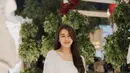 Aaliyah di sini terlihat mengenakan putih dan rok jeans. Penampilannya yang minimalis membuatnya juga terlihat anggun. [Foto: Instagram/aaliyah.massaid]