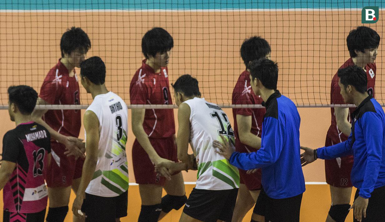 Para pevoli Indonesia bersalaman dengan pevoli Jepang pada Invitation Tournament Asian Games 2018 di Tennis Indoor Senayan, Jakarta, Selasa (13/2/2018). Indonesia menang 3-2 atas Jepang. (Bola.com/Vitalis Yogi Trisna)