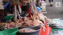 Ayam potong dijual di Pasar Kebayoran Lama, Jakarta, Rabu (14/4/2021). Memasuki bulan Ramadan, harga daging ayam alami kenaikan dari Rp 39 ribu menjadi Rp 45 ribu per kilogram. (Liputan6.com/Angga Yuniar)