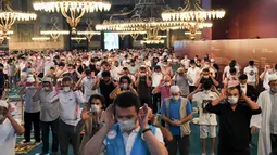 Jemaah mengenakan masker dan menerapkan jaga jarak untuk menghindari penularan COVID-19 saat melaksanakan salat Idul Adha di Hagia Sophia, Istanbul, Turki, Jumat (31/7/2020). Ini merupakan salat Idul Adha pertama di Hagia Sophia setelah dialihfungsikan dari museum menjadi masjid. (Pool via AP)