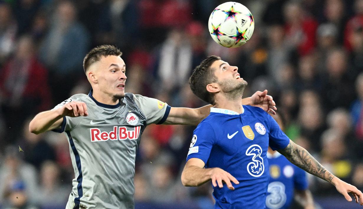 Christian Pulisic. Sayap kanan Amerika Serikat berusia 24 tahun yang didatangkan dari Borussia Dortmund pada tengah musim 2018/2019 ini kontraknya bersama Chelsea memang baru akan berakhir pada Juni 2024. Meski tampil cukup sering di Liga Inggris musim ini, namun hampir semuanya dimulai dari bangku cadangan. Hal inilah yang menjadi alasan ia berniat hengkang dari Stamford Bridges untuk mencari klub yang siap memainkannya sebagai pilihan utama. Newcastle United dikabarkan siap menampungnya pada bursa transfer musim dingin 2022/2023 ini. (AFP/Joe Klamar)