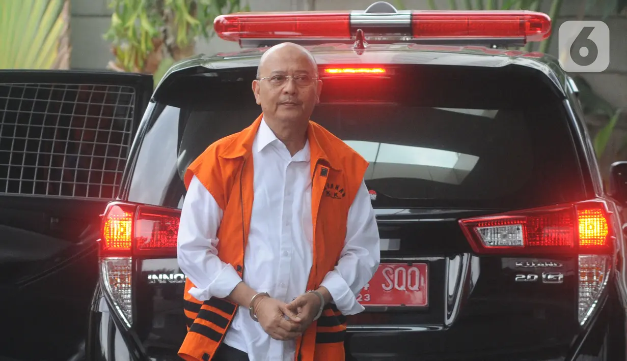 Wali Kota Medan nonaktif Tengku Dzulmi Eldin berjalan akan menjalani pemeriksaan oleh penyidik di Gedung KPK, Jakarta, Jumat (6/12/2019). Tengku Dzulmi Eldin diperiksa sebagai tersangka  terkait menerima suap proyek dan jabatan pada Pemerintah Kota Medan Tahun 2019. (merdeka.com/Dwi Narwoko)