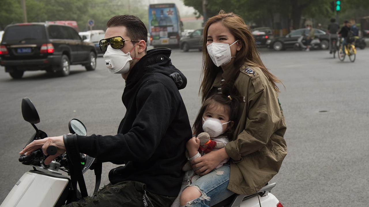 emak-emak naik motor