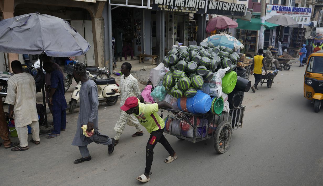 Pemerintah berencana untuk mendanai program ini melalui pinjaman Bank Dunia sebesar $800 juta (sekitar Rp 12 triliun), yang mana Tinubu sedang meminta persetujuan dari para legislator. (AP Photo/Sunday Alamba)