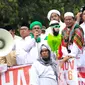 Pimpinan FPI Rizieq Shihab terlihat berada di atas mobil komando bersama dua Wakil Ketua DPR, Fahri Hamzah dan Fadli Zon ikut meneriakkan yel-yel saat melewati Balai Kota Jakarta menuju ke Istana Merdeka, Jumat (4/11). (Liputan6.com/Faizal Fanani)