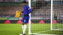 Bek sekaligus kapten Chelsea, Thiago Silva, tampak lesu usai ditaklukkan Wolverhampton Wanderers pada laga Liga Inggris di Stadion Molineux, Rabu (16/12/2020). Chelsea tumbang dengan skor 2-1. (Michael Steele/Pool via AP)