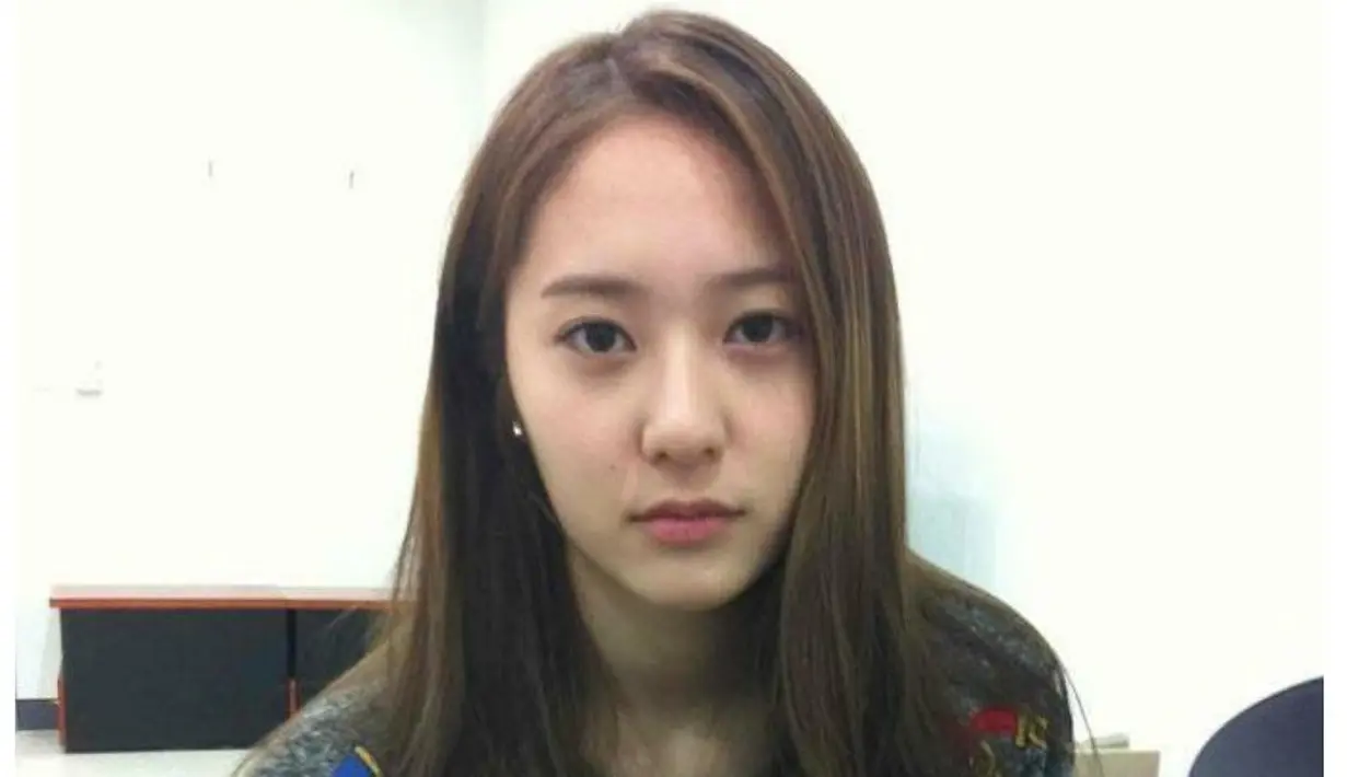 Krystal f(x) termasuk salah satu idol Korea Selatan yang punya kecantikan natural. Meskipun tak memakai make up, ia tetap terlihat memesona. (Foto: allkpop.com)