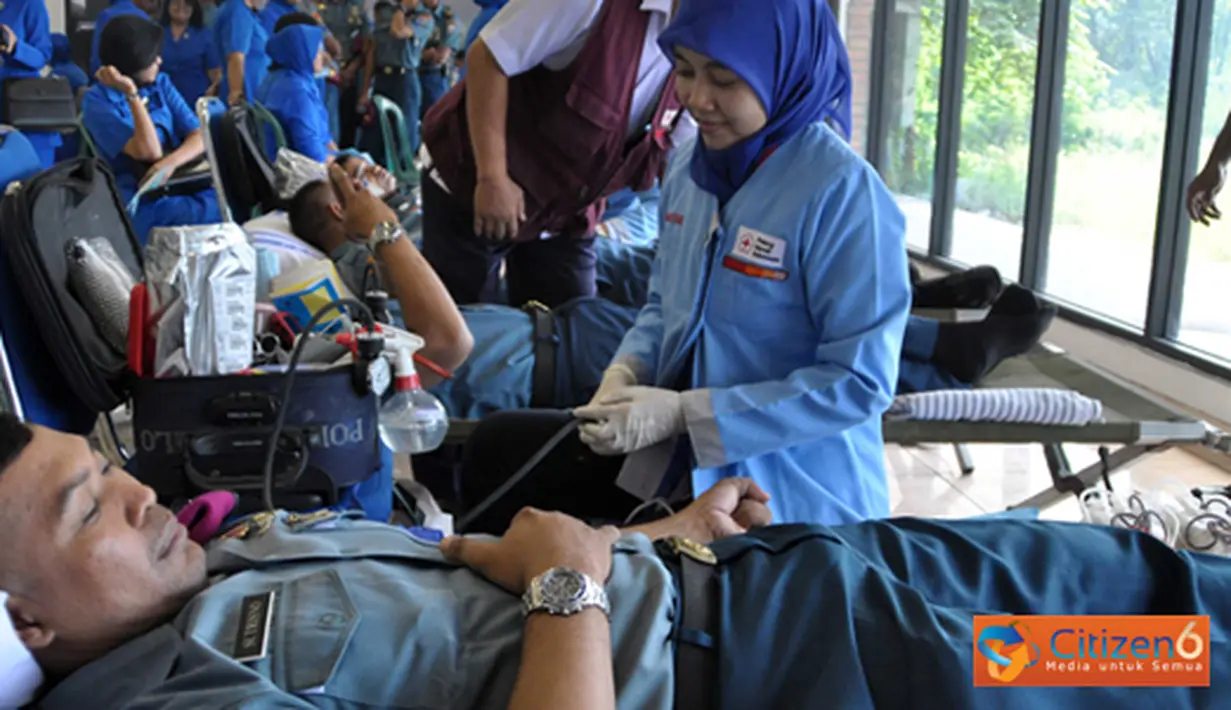 Citizen6, Sidoarjo: Dalam kegiatan tersebut Korps Marinir mengirimkan 300 personel dari Pasmar-1. Para peserta donor darah yang ditunjuk adalah prajurit yang memenuhi persyaratan sesuai hasil pemeriksaan yang dilakukan oleh Tim Kesehatan. (Pengirim: Roby)