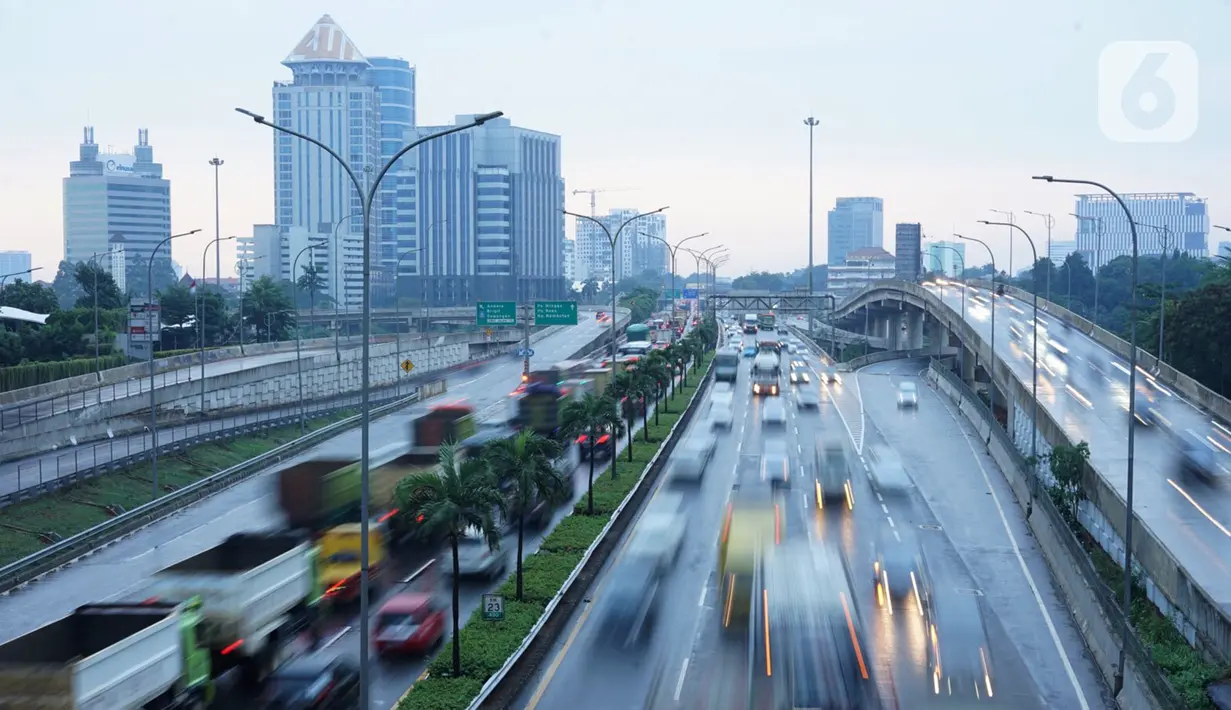 Kendaraan melintasi Jalan Tol Lingkar Dalam Jakarta di Cilandak, Jakarta Selatan, Jumat (2/10/2020). Direktorat Lalu Lintas Polda Metro Jaya mencatat jumlah kendaraan yang melintas pada jalur protokol menurun 21 persen ketika pemberlakuan PSBB Jakarta saat ini. (Liputan6.com/Immanuel Antonius)