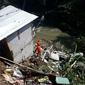Rumah warga di tepi sungai Cidepit terbawa longsor di Bogor. (Liputan6.com/Ahmad Sudarno)