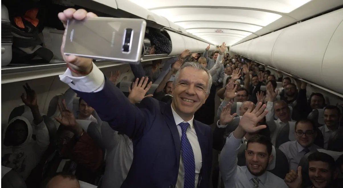 Wakil Presiden Samsung Spanyol Celestino Garcia berfoto selfie dengan penumpang usai pembagian Galaxy Note 8 gratis di pesawat domestik Spanyol (Sumber: Twitter @iberia)