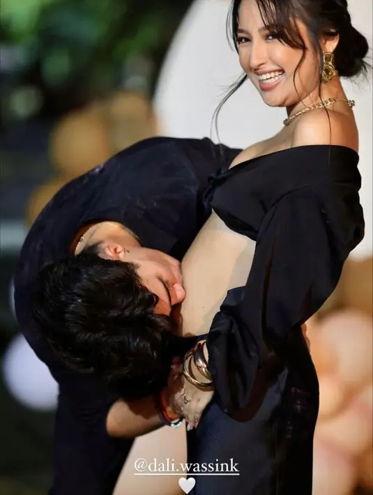 Rambutnya disanggul modern dan memakai aksesori untuk mempercantik penampilannya. [Foto: IG/jennifercoppenreal20].