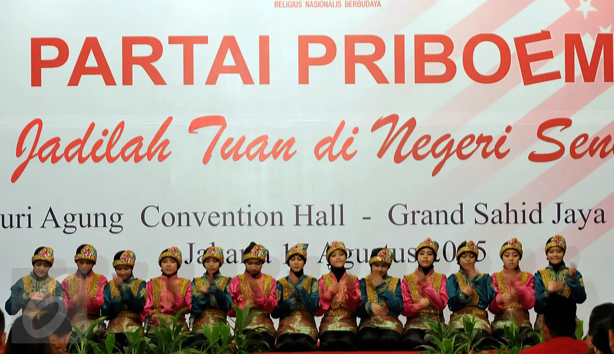 Penari membawakan tari saman saat deklarasi Partai Priboemi di Jakarta, Senin (17/8/2015). Tepat di Hari Kemerdekaan, partai yang berlogo simbol Kerajaan Majapahit itu mendeklarasikan sebagai partai baru. (Liputan6.com/Johan Tallo)