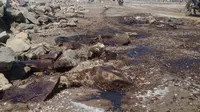 Tumpahan limbah minyak mentah mencemari pesisir pantai utara Karawang. Akibatnya selain warna air laut berubah, bau tak sedap juga tercium di pantai Cemarajaya hingga Sedari, Kecamatan Cibuaya, Karawang. (Liputan6.com/ Abremana)