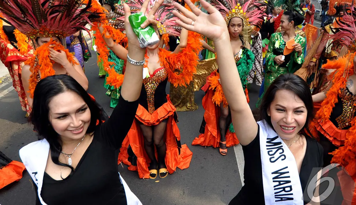 Karnaval Seni Budaya DKI Jakarta diikuti oleh para waria ini dengan penuh suka cita, Jakarta, Minggu (2/11/2014). (Liputan6.com/Miftahul Hayat)