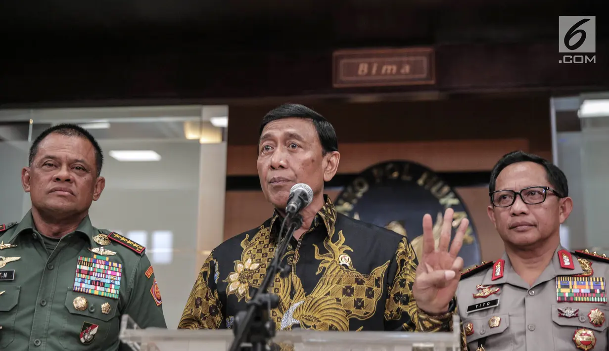 Menko Polhukam Wiranto (tengah) didampingi Panglima TNI Jenderal TNI Gatot Nurmantyo (kiri) dan Kapolri Jenderal Pol Tito Karnavian (kanan) memberi keterangan di Kemenkopolhukam, Jakarta, Jumat (6/10). (Liputan6.com/Faizal Fanani)