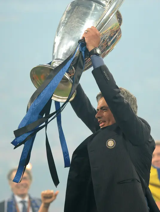 Pelatih  Inter Milan Jose Mourinho mengangkat trofi Liga Champions setelah pertandingan melawan Bayern Munchen di stadion Santiago Bernabeu, Madrid pada 22 Mei 2010. Di Tottenham, Mourinho akan menerima gaji sebesar 15 juta poundsterling per tahun. (AFP/Christophe Simon)