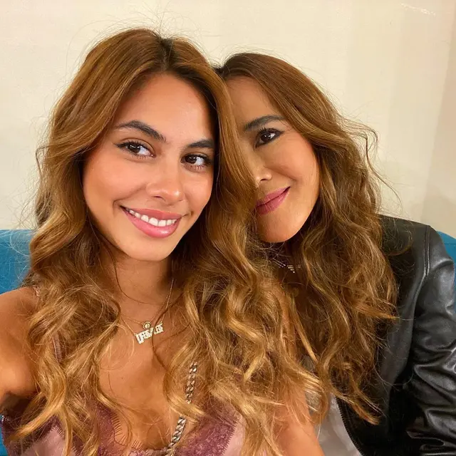7 Potret Kompak Valerie Thomas dan Ibunya, Bak Kakak Beradik