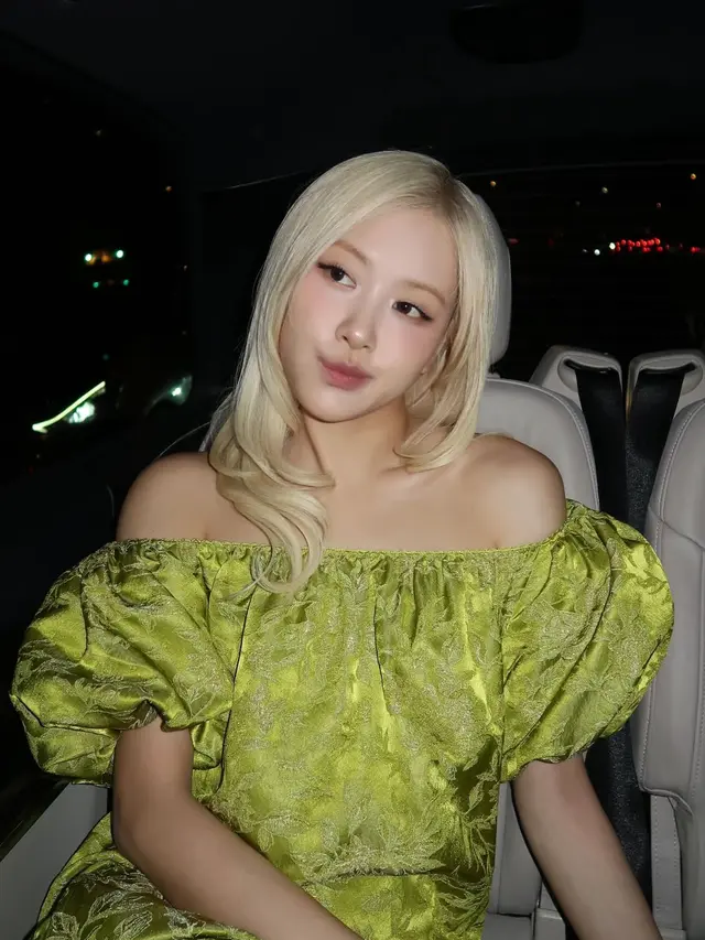 Rose hadir di Paris Fashion Week 2026. [@roses_are_rosie]