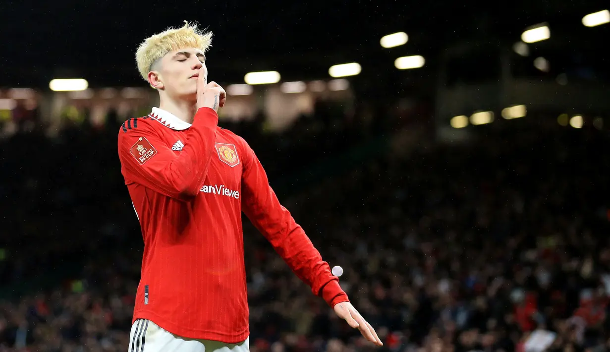 Alejandro Garnacho terus menunjukkan performa apik dan mampu menembus skuat inti Setan Merah asuhan Erik Ten Hag. Pemain yang digadang-gadang akan menjadi bintang masa depan Manchester United digaji sebesar 50.000 pounds per pekan. (Photo by Lindsey Parnaby / AFP)