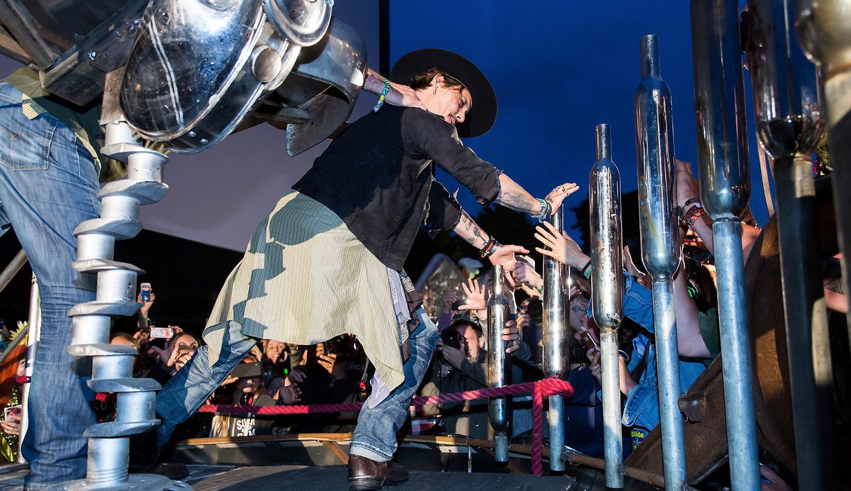 Johnny Depp menyapa penggemarnya sebelum mempresentasikan film terbarunya berjudul The Libertine, di Cinemageddon, Worthy Farm, Somerset selama Festival Glastonbury di Inggris, (22/6). (Photo by Grant Pollard/Invision/AP)