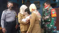 Bayi yang ditemukan warga Kampung Ciheuleut, Kelurahan Cibuluh, Kecamatan Bogor Utara, Kota Bogor di dalam sebuah tas, Senin (24/8/2020). (Liputan6.com/Achmad Sudarno)