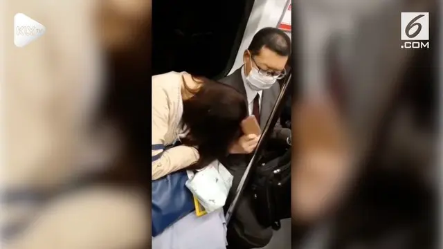 Seorang pria memukul kepala wanita yang tertidur pulas saat di bus. Sang pria merasa wanita tersebut rusuh sampai bersandar di bahunya.