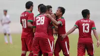 Para pemain Indonesia merayakan gol yang dicetak oleh Septian David Maulana ke gawang Myanmar pada Laga Sea Games 2017 di Stadion MPS, Selangor, Selasa (29/8/2017). Indonesia menang 3-1 atas Myanmar. (Bola.com/Vitalis Yogi Trisna)