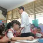 Jokowi terlihat sedang mengunjungi kelas Renggo di SD Negeri 09 Pagi Makasar, Jakarta Timur, Selasa, (6/5/2014) (Liputan6.com/Herman Zakharia)