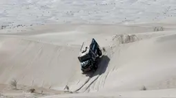 Pembalapa Federico Villagra dan rekannya Ricardo Adrian Torlaschi dari Argentina mengendalikan truk Iveco mereka pada tahap 11 Reli Dakar 2018 antara Belen dan Chilecito / Fiambala, Argentina, (17/1). (AP Photo / Ricardo Mazalan)