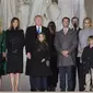 Foto keluarga besar Donald Trump. Vanessa Trump paling ujung kanan. Foto diambil Lincoln Memorial di Washington, DC, pada 19  Januari, 2017 ( MANDEL NGAN / AFP)