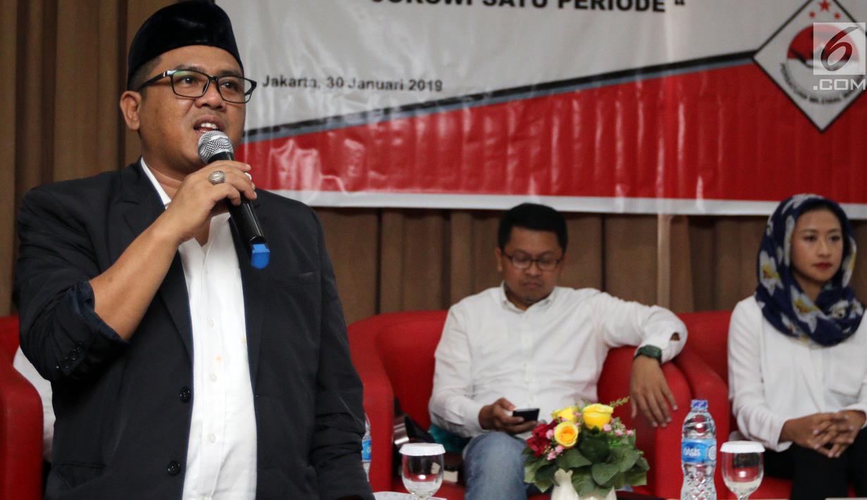 Putra cawapres nomor urut 01 Maruf Amin, Ahmad Syauqi menjadi pembicara dalam diskusi publik Persatuan Milenial Madura di Jakarta, Rabu (30/1). Diskusi membahas "Mengurai Pencapaian Pembangunan dan Prestasi Jokowi Satu Periode". (Liputan6.com/Johan Tallo)