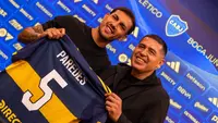 Leandro Paredes saat diperkenalkan sebagai pemain Boca Juniors. Tampak ia bersama Juan Roman Riquelme, legenda Argentina yang kini berstatus Presiden Boca Juniors. (X/Boca Juniors)