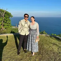 Salah satu momen hadiri sebuah undangan pernikahan di Bali, Chelsea Islan dan suami tampil serasi memakai batik. [Foto: IG/robclintonkardinal].