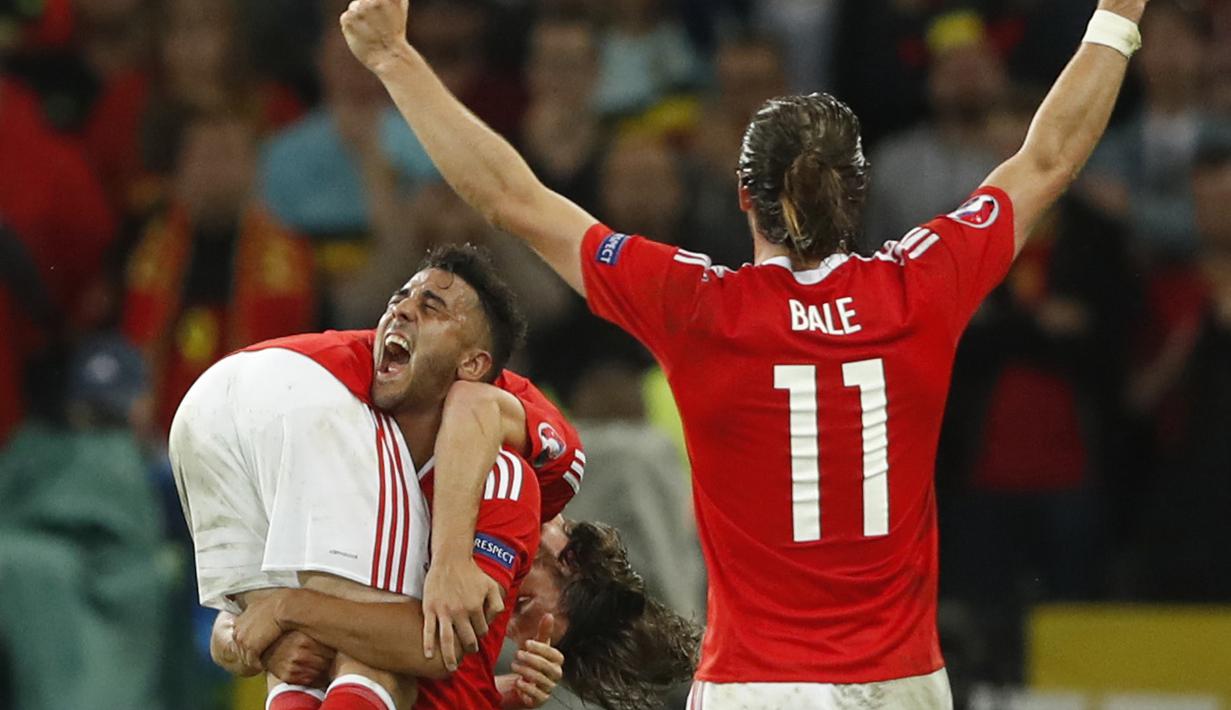 Pemain Wales, Joe Allen, Neil Taylor dan Gareth Bale merayakan kemenangan timnya atas Belgia 3-1 pada perempat final piala Eropa 2016 di Stade Pierre-Mauroy, Lille, Prancis, Sabtu (2/7/2016) dini hari WIB. (REUTERS/Carl Recine)