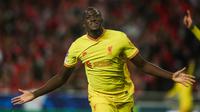 Selebrasi bek Liverpool, Ibrahima Konate setelah mencetak gol ke gawang Benfica pada laga leg pertama perempatfinal Liga Champions 2021/2022 di Luz Stadium, Lisbon (5/4/2022). Ibrahima Konate didatangkan Liverpool dari RB Leipzig pada awal musim 2021/2022 dengan nilai transfer 40 juta euro. Masih menyisakan kontrak hingga 30 Juni 2026, hingga kini ia telah tampil dalam 53 laga di semua ajang dengan torehan 3 gol dan 1 assist. (AFP/Carlos Costa)