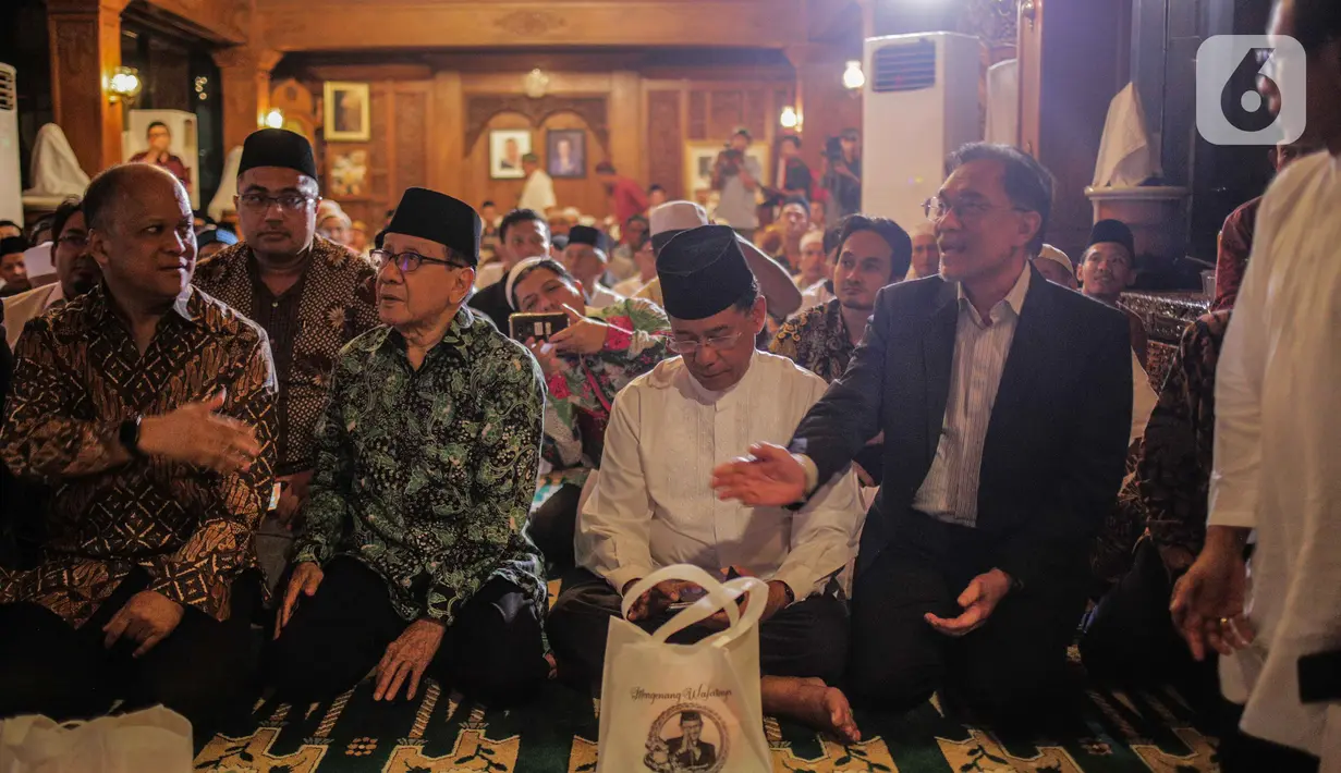 Mantan Wakil Perdana Menteri Malaysia, Datuk Sri Anwar Ibrahim bertakziah ke kediaman almarhum Presiden ke-3 RI BJ Habibie di Patra Kuningan, Jakarta, Rabu (9/10/2019). (Liputan6.com/Faizal Fanani)