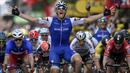 Pebalap Jerman, Marcel Kittel, merayakan kemenangan saat stage kedua balapan Tour de France di Leige, Belgia, Minggu (2/7/2017). Stage kedua menempuh kota Dusseldorf, Jerman hingga Leige, Belgia yang berjarak 203,5 kilometer. (AFP/Jeff Pachoud)